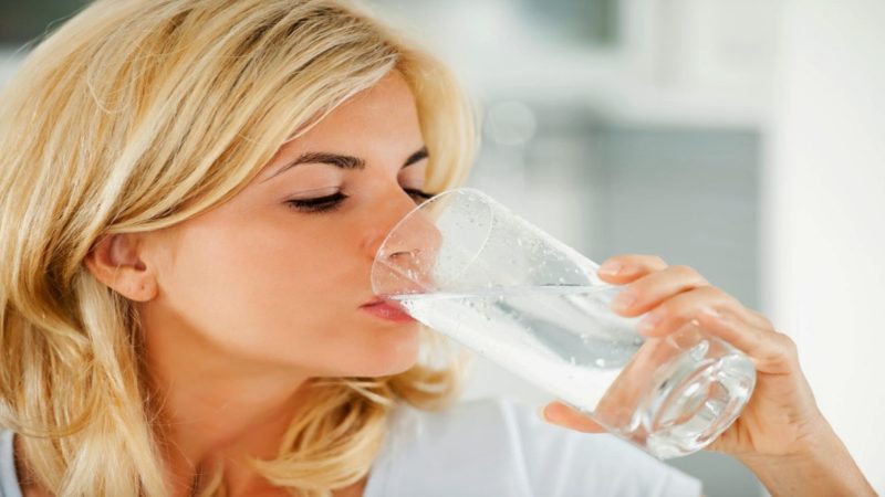 Kurang Minum Air Putih Bikin Lemot, Bener Gak Sih?