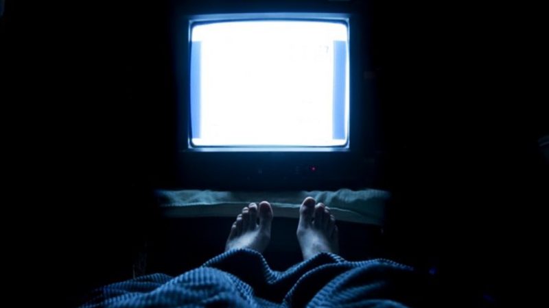 Televisi Menyala Saat Tidur Ternyata Ini Dampaknya.