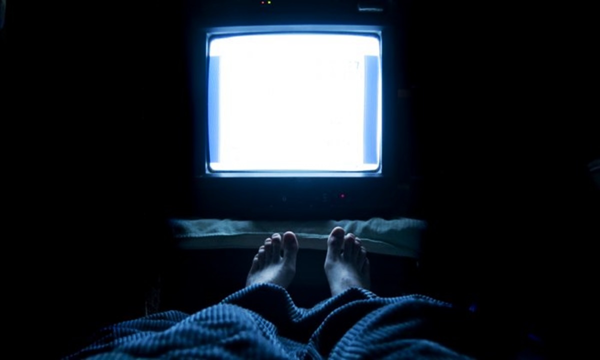 Televisi Menyala Saat Tidur Ternyata Ini Dampaknya.