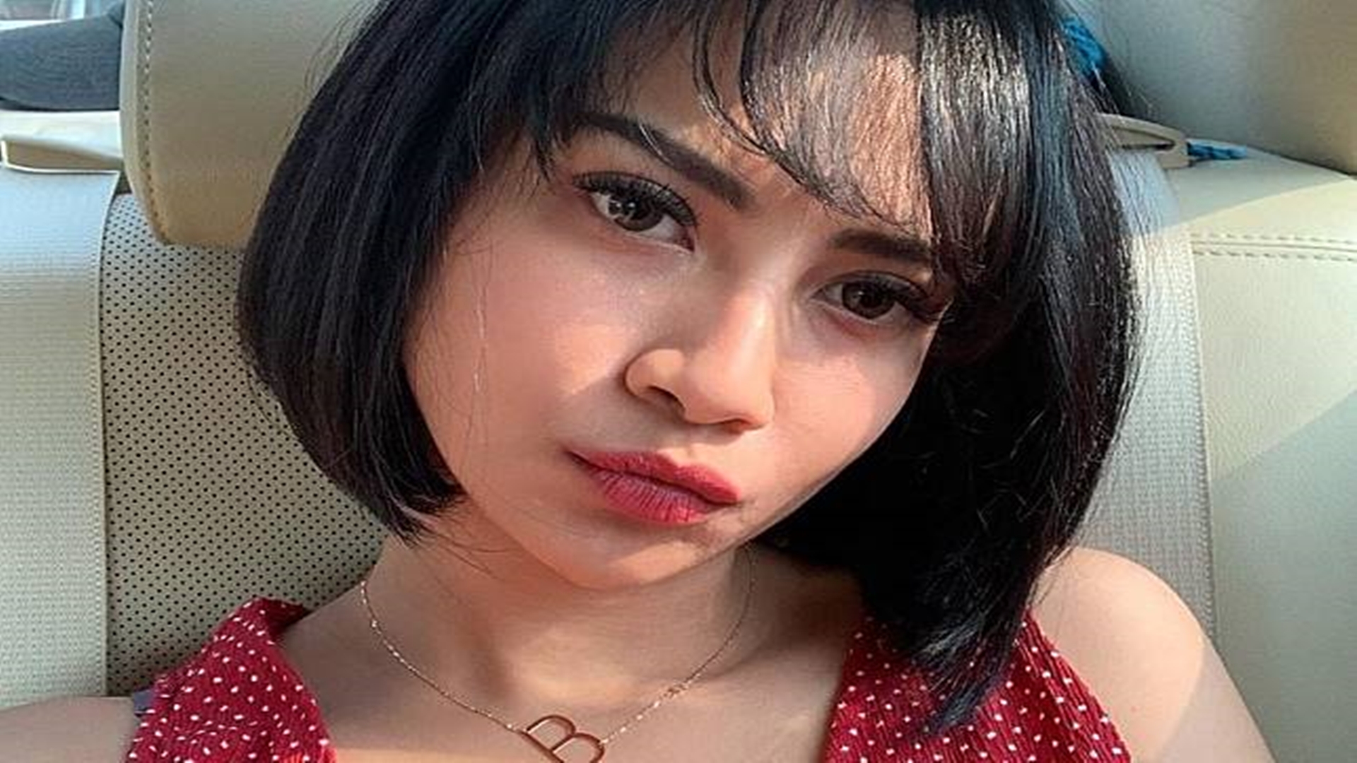 Vanessa Angel Dihujat Netizen Karena Belahan Dada
