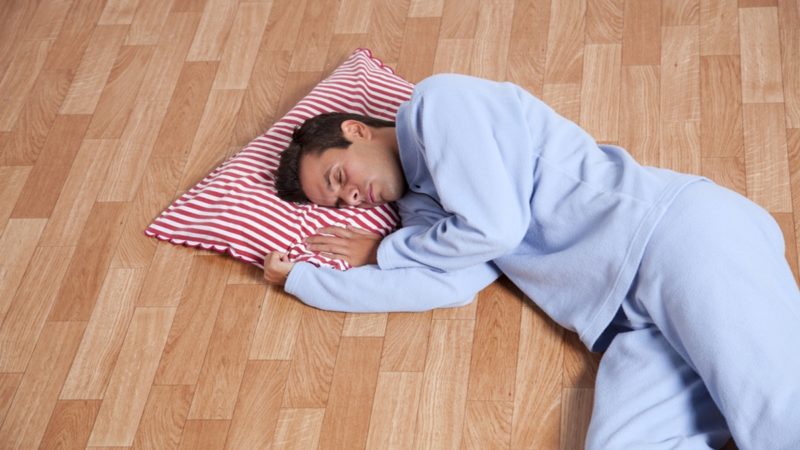 Tidur Dilantai Ternyata Berisiko Bagi Kesehatan.