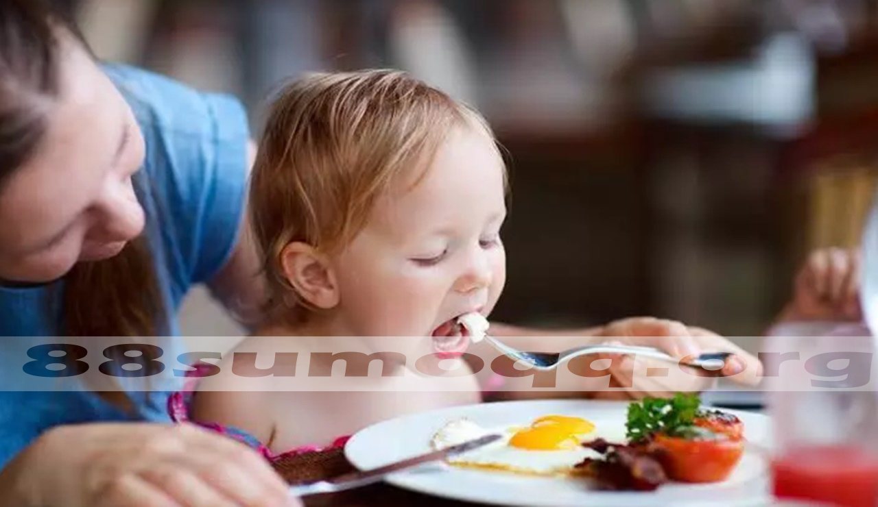 Kebiasaan Emak Emak Jaman Now: Mendudukkan Anak di Meja Makan